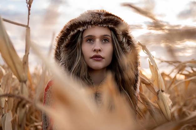 Retrato de mulher jovem e bonita loira latina ao ar livre. Conceito de moda.