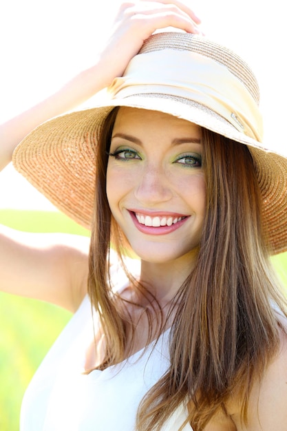 Retrato de mulher jovem e bonita no campo