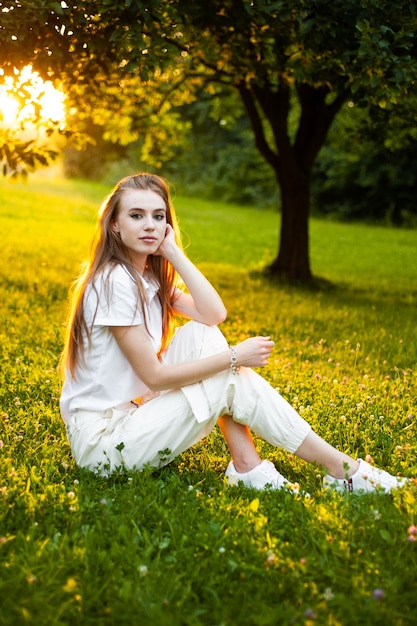 Retrato de mulher jovem e bonita no pôr do sol