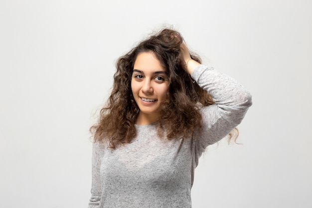 Foto retrato de mulher jovem e bonita retrato interior de uma bela morena com penteado desgrenhado