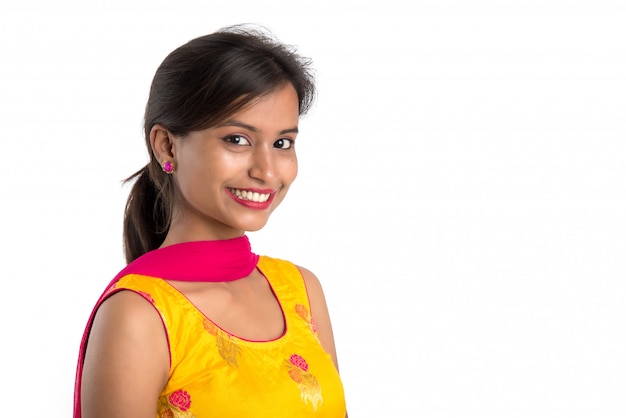 Retrato de mulher jovem e bonita sorridente em branco