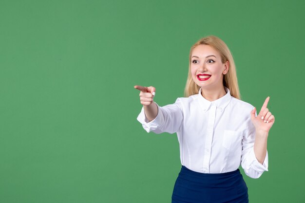 retrato de mulher jovem em parede verde professor universitário livros aluno da escola