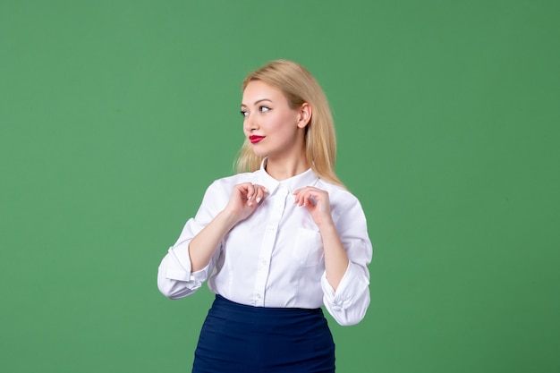 retrato de mulher jovem em roupas conservadoras parede verde aluna escola aula de professor
