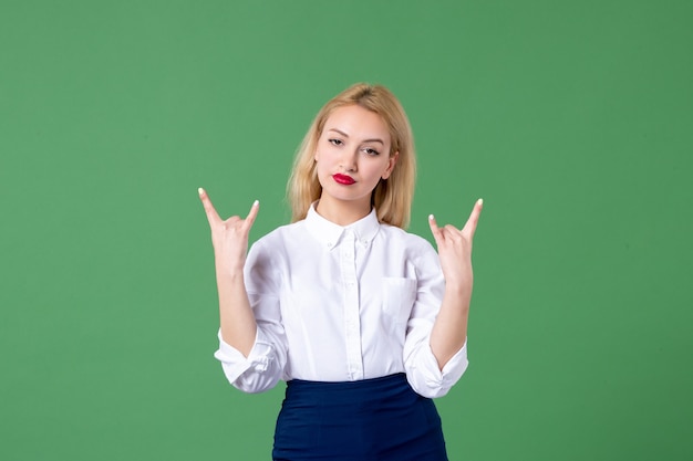 retrato de mulher jovem em roupas conservadoras parede verde, aula, professores, alunos, escola