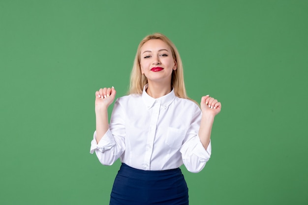 retrato de mulher jovem em roupas conservadoras parede verde, escola, aula, alunos, professor, estudo