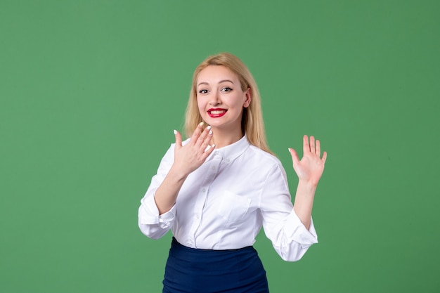 retrato de mulher jovem em roupas conservadoras parede verde estudante lição estudo feminino