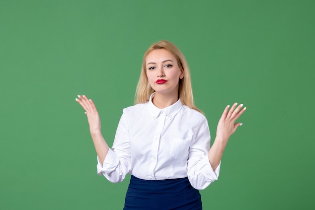 retrato de mulher jovem em roupas conservadoras parede verde professor escola lição estudo faculdade