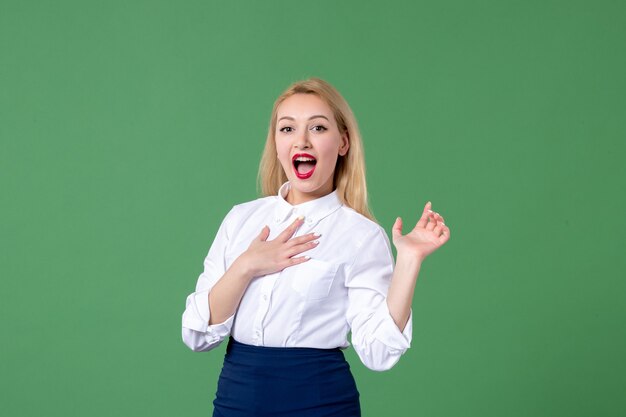 retrato de mulher jovem em roupas conservadoras parede verde professor estudo lição escola cor