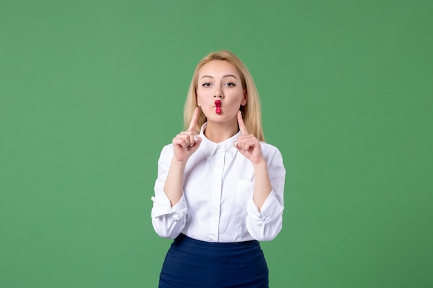 retrato de mulher jovem em roupas conservadoras parede verde professor lição estudo alunos escola