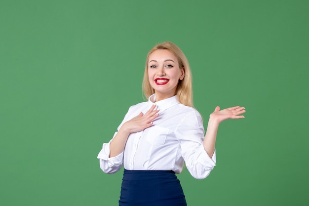 retrato de mulher jovem em roupas conservadoras parede verde professores estudar lição de escola