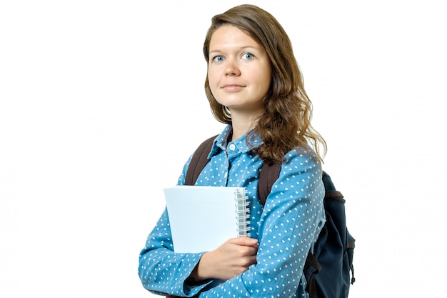 Retrato de mulher jovem estudante com livros e mochila