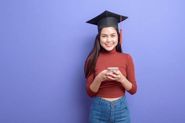 Retrato de mulher jovem estudante universitário com chapéu de formatura