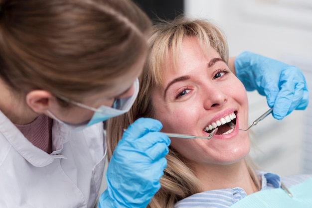 Retrato de mulher jovem feliz no dentista