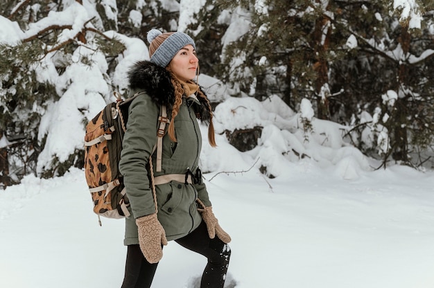 Foto retrato de mulher jovem num dia de inverno