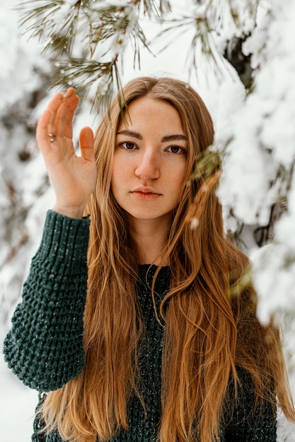 Foto retrato de mulher jovem num dia de inverno