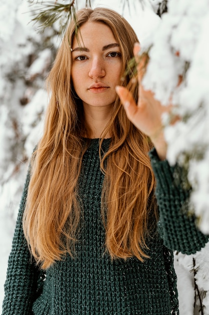 Foto retrato de mulher jovem num dia de inverno