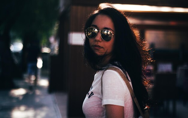 Retrato, de, mulher jovem, olhando câmera