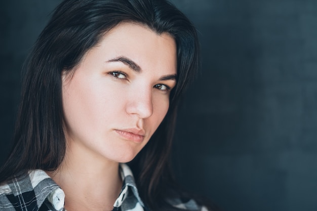 retrato de mulher jovem pensativo. expressão facial séria. olhar intenso.