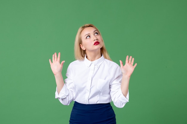 retrato de mulher jovem posando com roupas conservadoras parede verde lição estudo estudante escola