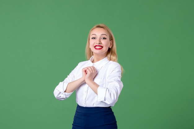 retrato de mulher jovem posando em roupas conservadoras parede verde estudo lição escola