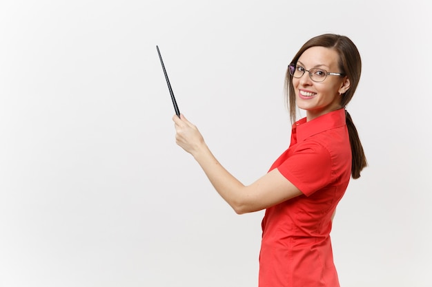 Retrato de mulher jovem professor de negócios em óculos de saia de camisa vermelha, segurando o ponteiro de sala de aula de madeira no espaço da cópia isolado no fundo branco. Ensino de educação no conceito de universidade do ensino médio.