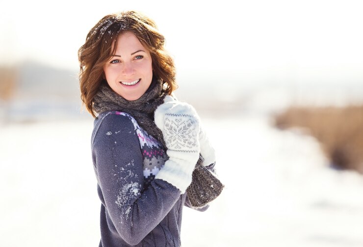 Foto retrato de mulher jovem se divertir e desfrutar de neve fresca em um lindo dia de inverno