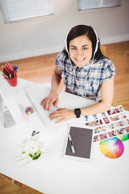 Retrato de mulher jovem sorridente no escritório