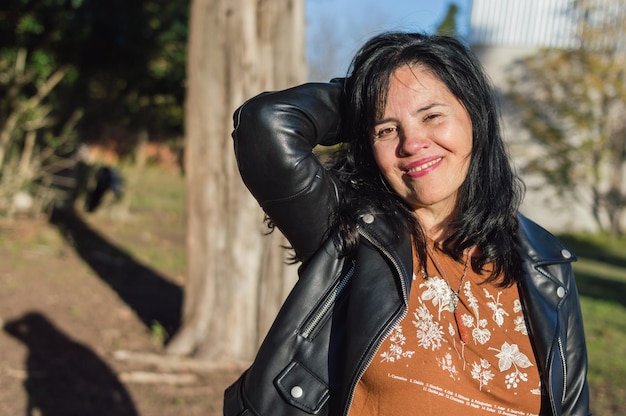 Retrato de mulher latina madura posando olhando para a câmera ao ar livre copie o espaço