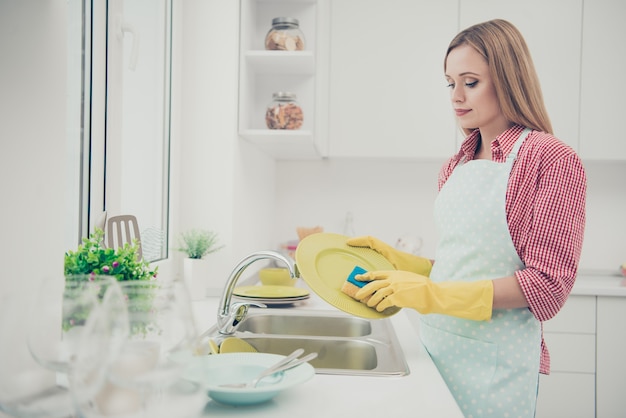 retrato de mulher limpando a casa