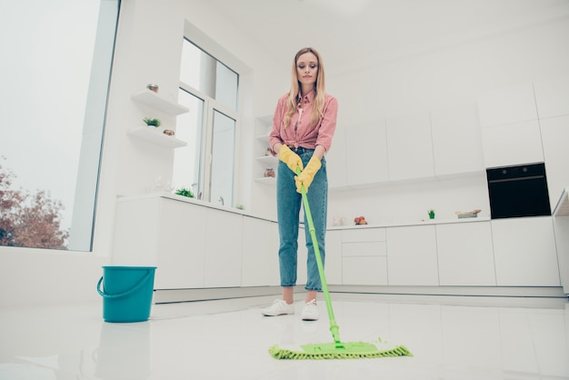 Retrato de mulher limpando