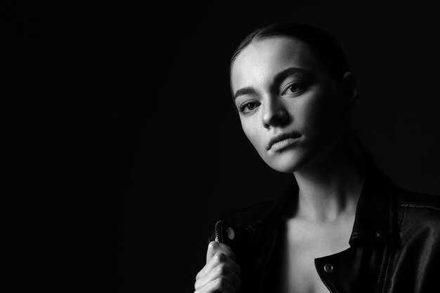 Retrato de mulher linda em estilo rock foto em preto e branco em uma chave escura