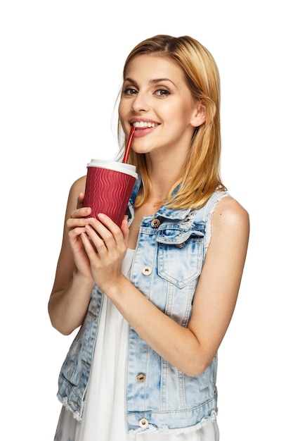 Retrato de mulher loira bonita na jaqueta jeans com café.