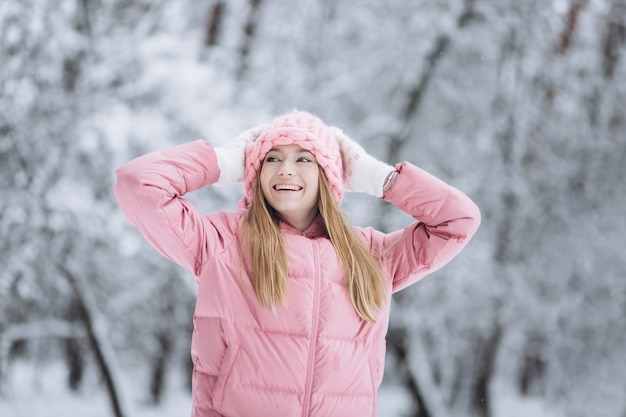 Foto retrato de mulher loira feliz inverno ao ar livre