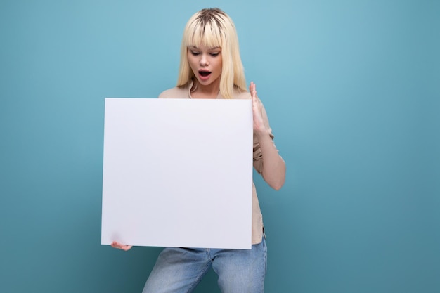 Retrato de mulher loira surpresa com pacote de cartaz de papel