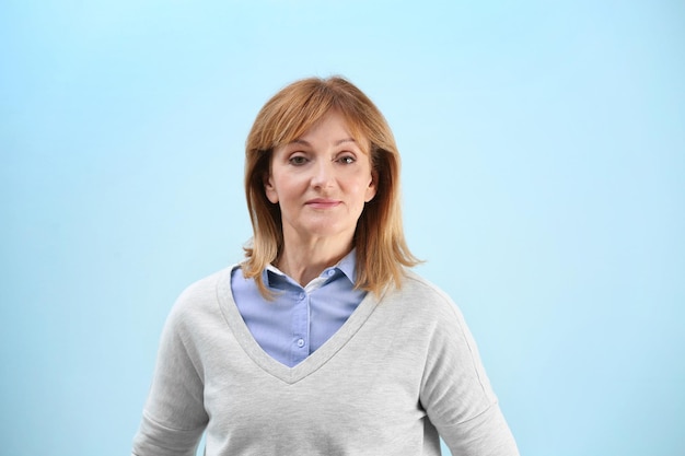 Retrato de mulher madura atraente em fundo azul claro