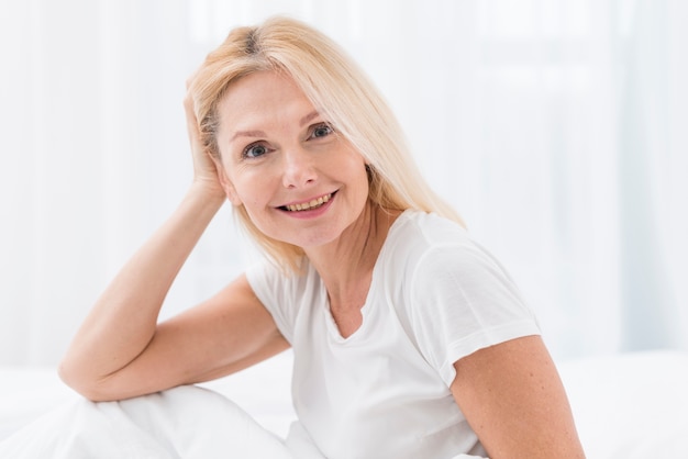 Foto retrato de mulher madura linda sorrindo