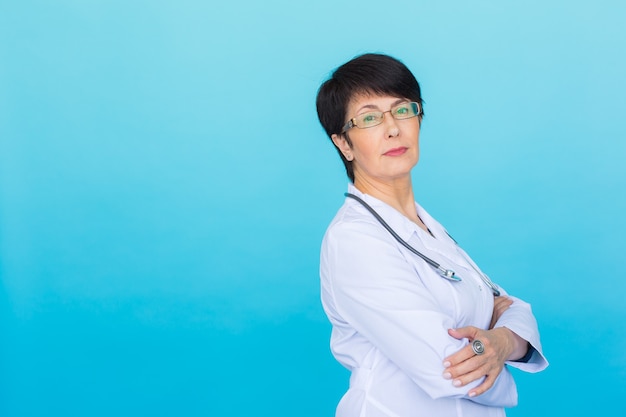 Retrato de mulher médica com estetoscópio sobre fundo azul com espaço de cópia