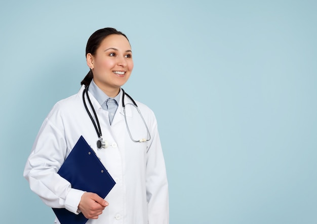 Retrato de mulher médica de uniforme azul