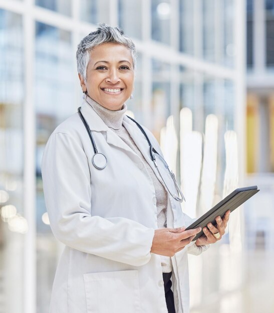 Foto retrato de mulher médica e tablet para pesquisa de dados de revisão médica e cuidados de saúde no hospital tecnologia digital de médica feliz e planejamento de conexão de rede de telessaúde ou aplicativo online