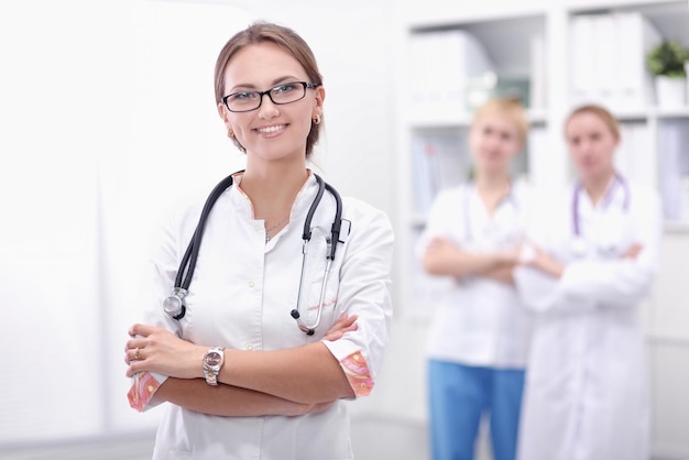 Retrato de mulher médica em pé no hospital