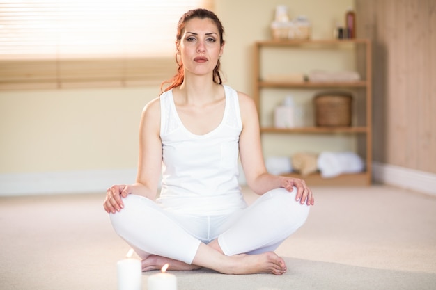 Retrato de mulher meditando no chão