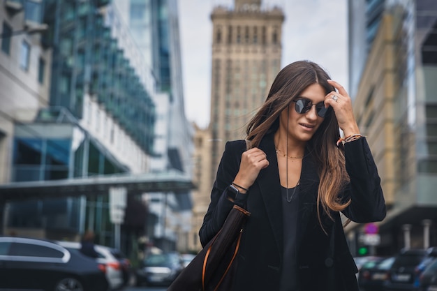 Retrato de mulher moda jovem bonita na moda posando na cidade na Europa.