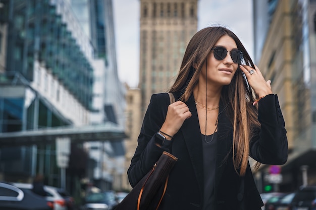 Retrato de mulher moda jovem bonita na moda posando na cidade na europa.