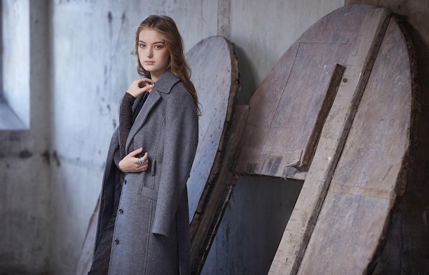 Retrato de mulher moderna com um casaco cinza.