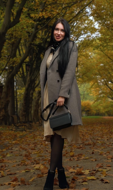 Retrato de mulher morena vestindo casaco na temporada de outono