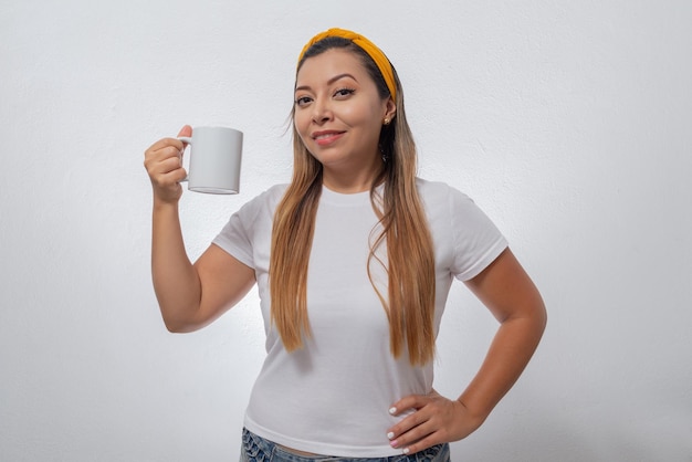 Retrato de mulher mostrando uma xícara branca Pessoa segurando uma xícara de café fundo branco