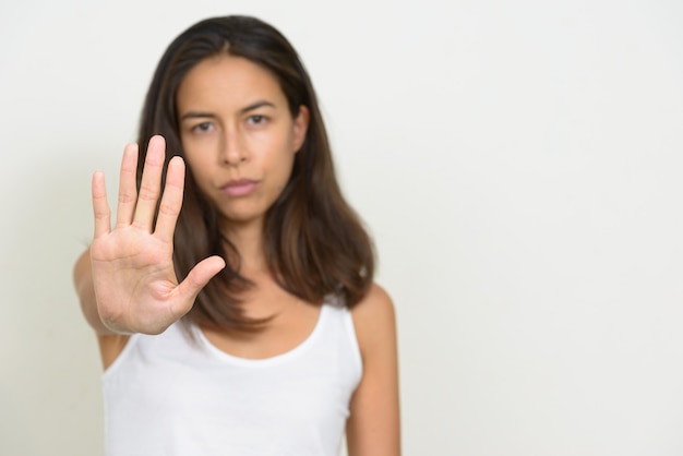 Retrato de mulher multiétnica estressada mostrando gesto de parar