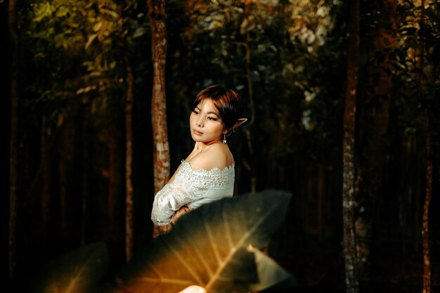 Foto retrato de mulher na floresta