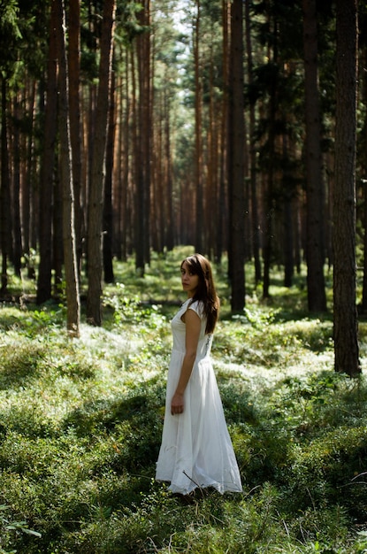 Retrato de mulher na floresta