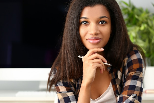 Retrato de mulher negra bonita olhar para a câmera